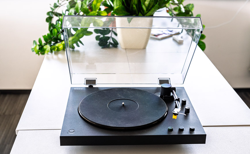 Recenzia: Sony PS-LX5BT hrá do tanca aj počúvania. A ešte ako! pohľad na gramofón Sony PS_LX5BT s otvoreným krytom