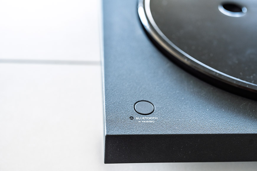 Recenzia: Sony PS-LX5BT hrá do tanca aj počúvania. A ešte ako! pohľad na tlačidlo Bluetooth na gramofóne Sony