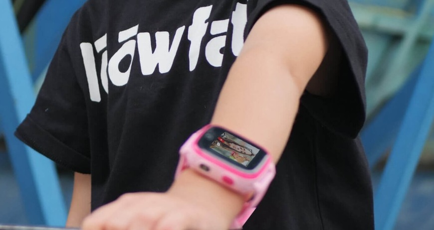 Ako nastaviť rodičovskú kontrolu na inteligentných zariadeniach? Ružové múdre hodinky Carneo GuardKid + 4G Platinum na ruky dieťaťa.