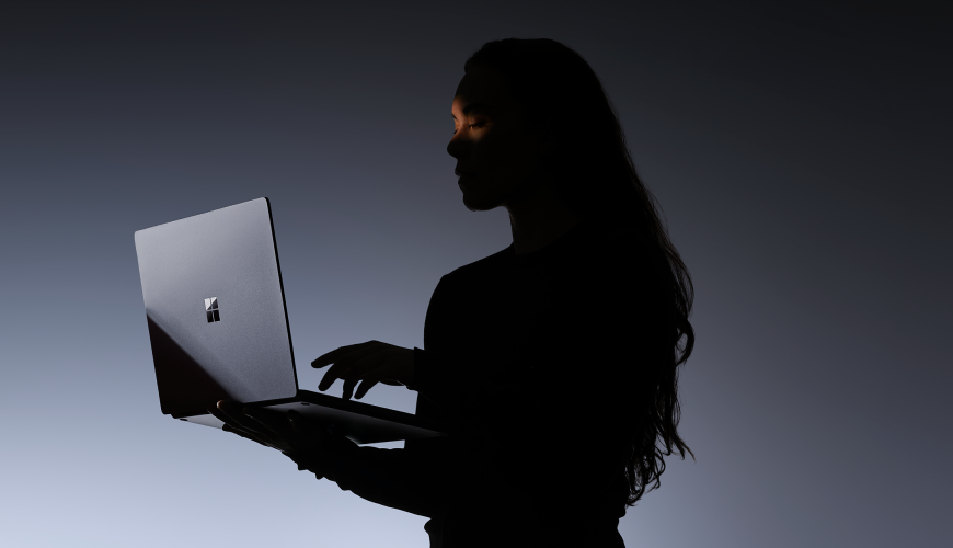Microsoft predstavil Surface Laptop Ultra, najvýkonnejší notebook s čipom NVIDIA RTX Spark Efektne nasvietený notebook Surface Laptop Ultra v rukách ženy.