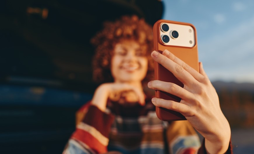 Ako spárovať telefón s autom: Sprievodca, s ktorým to zvládnete za 2 minúty Žena sa fotí na iPhone 17 Pro s oranžovým krytom
