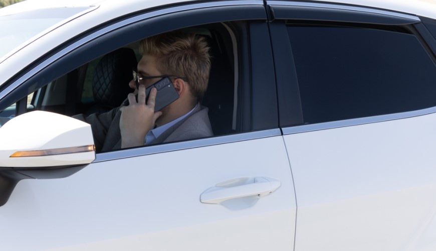 Ako spárovať telefón s autom: Sprievodca, s ktorým to zvládnete za 2 minúty Muž telefonuje v aute