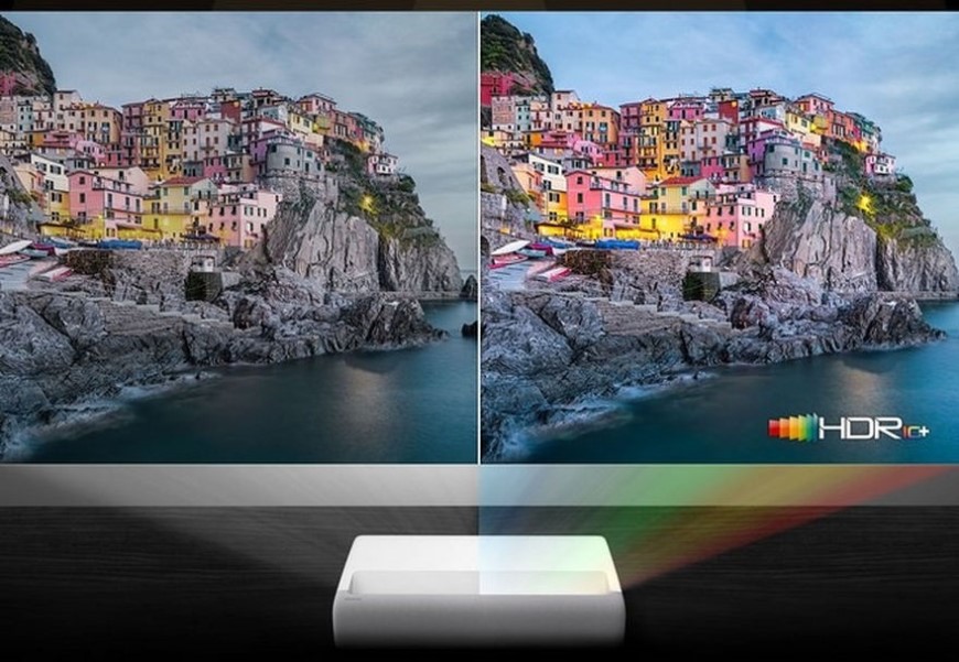 Ako vybrať projektor? Ukážka rozdielu v kvalite obrazu premietaného projektorom s a bez technológie HDR10+, na obraze je talianskej mestečko Manarola