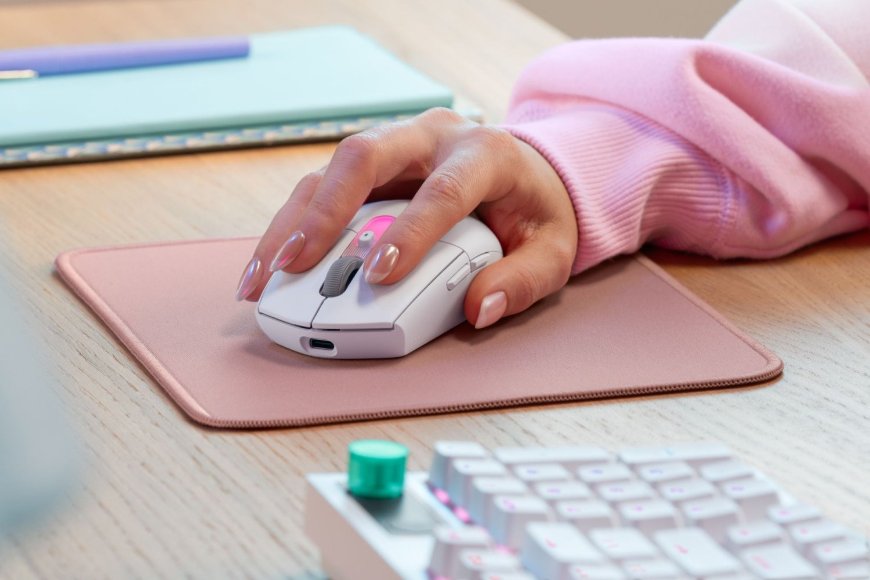 Ruka drží myš Logitech G305 X na podložke