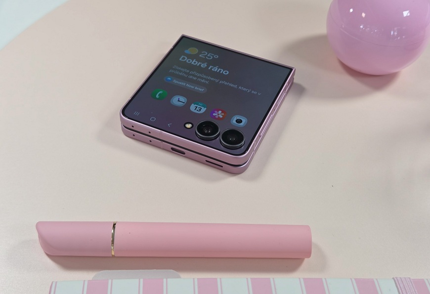Samsung Galaxy Z Flip8.