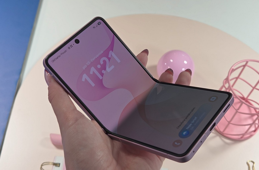 Samsung Galaxy Z Flip8.