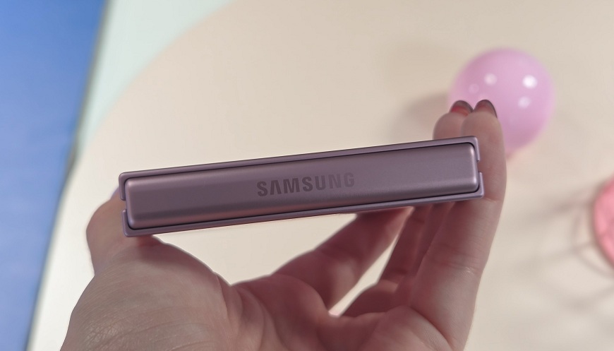 Samsung Galaxy Z Flip8.