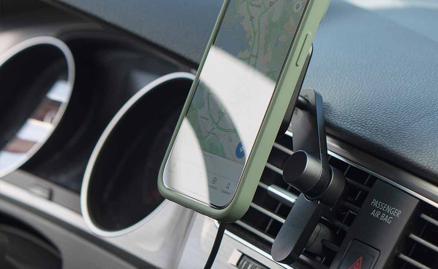 držiak na mobil uchytený vo ventilácii