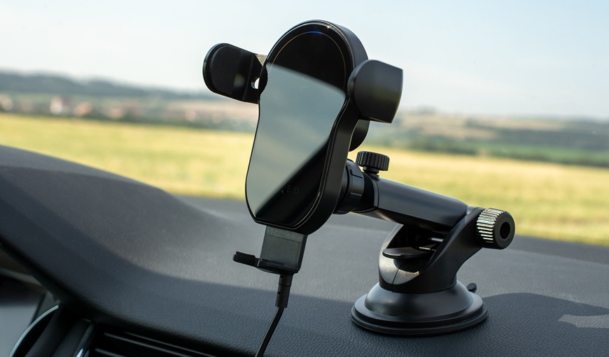 držiak na mobil umiestnený na palubnej doske
