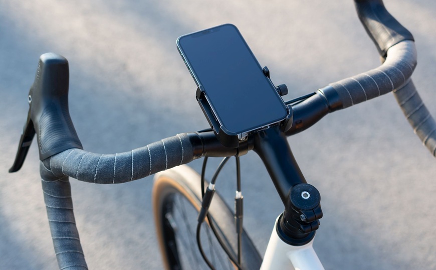 detail riadidiel cestného bicykla s držiakom na mobil