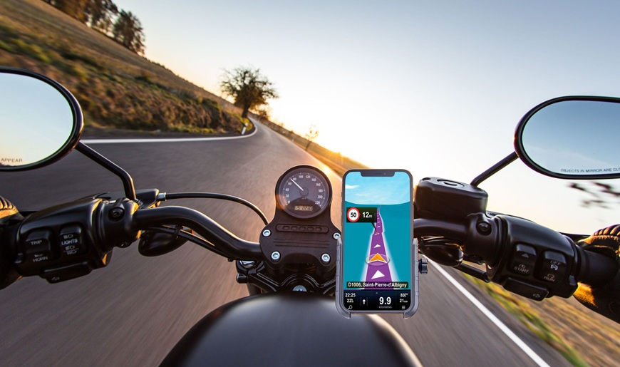 pohľad na riadidlá motorky s držiakom na mobil