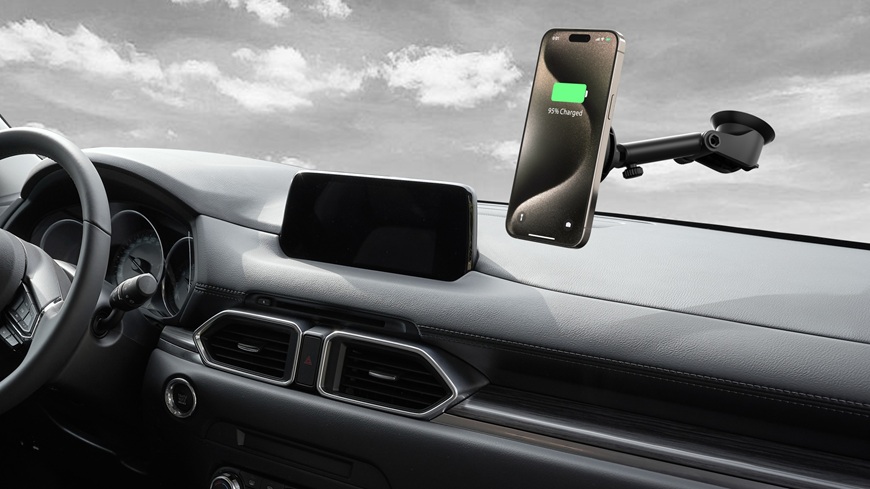 nabitý mobil v držiaku s bezdrôtovým nabíjaním