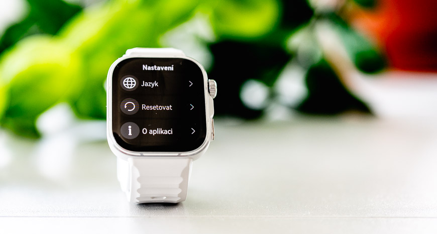 Recenzia: Inteligentné hodinky Huawei Watch Fit 5 Pro zaujmú vzhľadom aj pokročilými zdravotnými funkciami hodinky Huawei Fit 5 Pro položené na stole