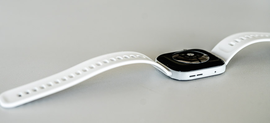 Recenzia: Inteligentné hodinky Huawei Watch Fit 5 Pro zaujmú vzhľadom aj pokročilými zdravotnými funkciami Huawei Watch Fit 5 Pro položené na stole displejom dole