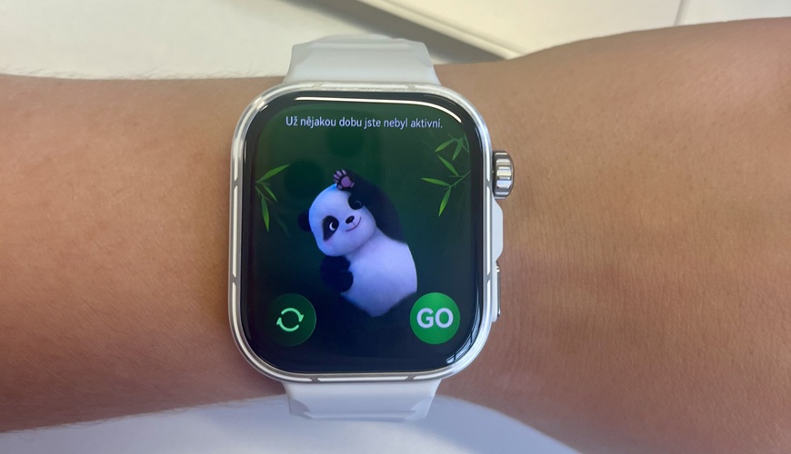 Recenzia: Inteligentné hodinky Huawei Watch Fit 5 Pro zaujmú vzhľadom aj pokročilými zdravotnými funkciami pohľad na hodinky Huawei Watch Fit 5 Pro s pandou na displeji