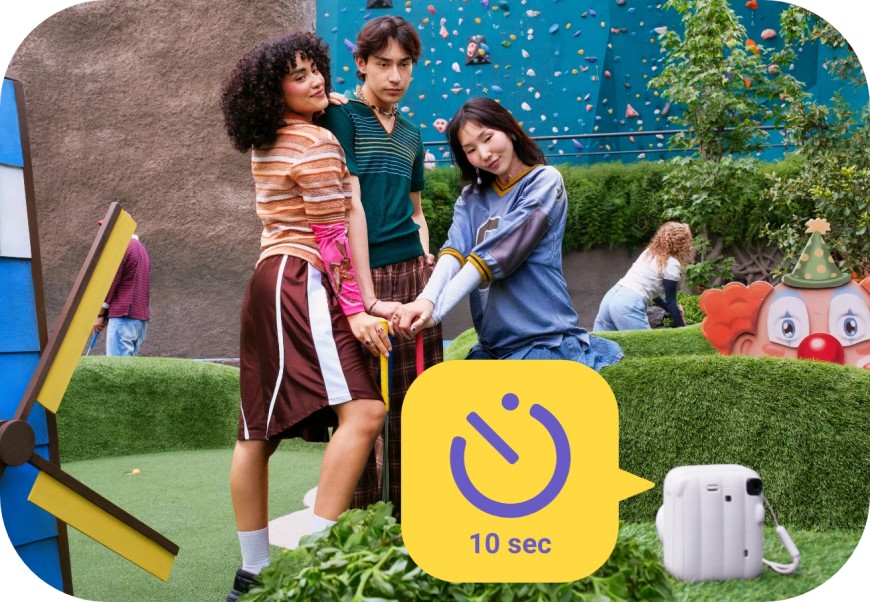 Kamarádi se fotí na Fujifilm Instax 13 mini na 10 sekundovou samospoušť