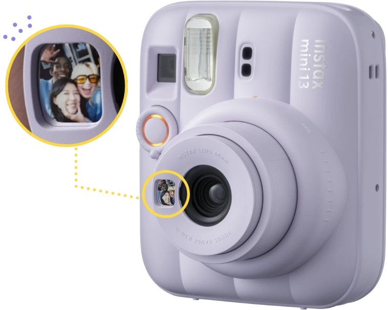 Fujifilm instax mini 13 a detailní záběr na zrcátko z přední strany fotoaparátu