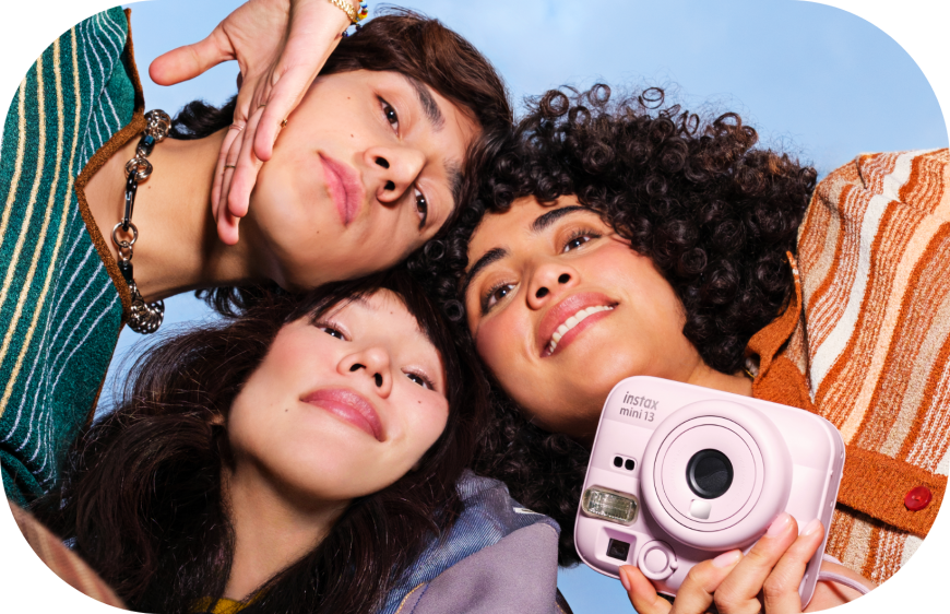 Tři kamarádi se fotí na Fujifilm instax 13 mini