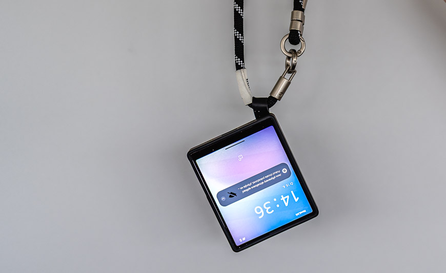 Recenzia: Minitelefón iKKO MindOne Pro – Kompaktný unikát s priestorovým zvukom a otočnou kamerou Minitelefón iKKO MindOne Pro v Lanyard puzdre, teda v obale s remienkom