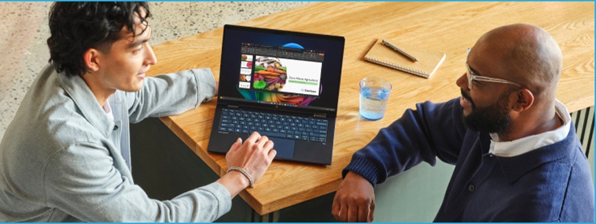 Koniec podpory Windows 10: Objavte novú éru bezpečia a produktivity s Windows 11 Pro a Copilot+ PC dvaja muži pri stole na ktorom je položený notebook