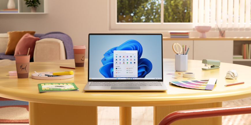 Koniec podpory Windows 10: Objavte novú éru bezpečia a produktivity s Windows 11 Pro a Copilot+ PC notebook s windows 11 na stole
