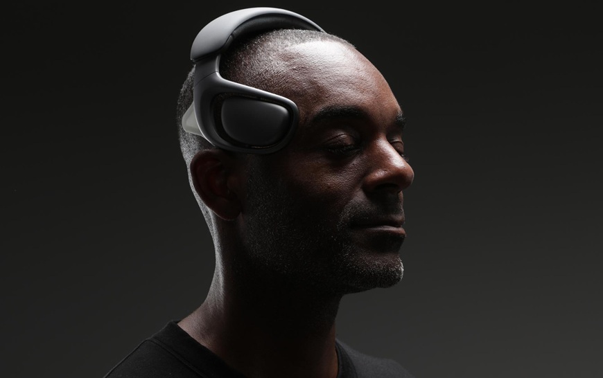 Budúcnosť wellnessu? Ultrazvukové slúchadlá Nudge vám „preladia“ mozog na počkanie Ultrazvukový headset Nudge nasadený na hlavne mužov