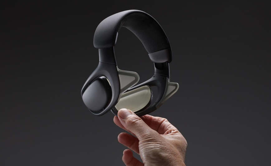 Budúcnosť wellnessu? Ultrazvukové slúchadlá Nudge vám „preladia“ mozog na počkanie Ultrazvukový headset Nudge v čiernom prevedení v rukách muža