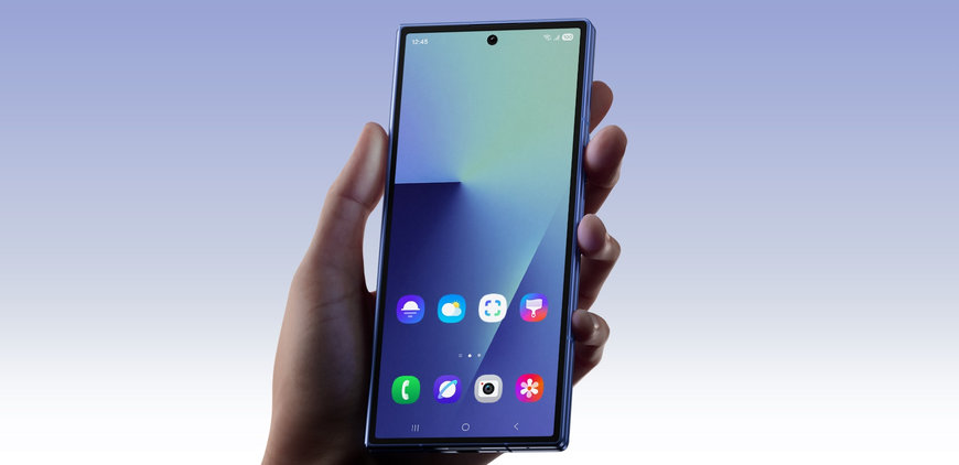 Svet skladacích telefónov: Ktorý ohybný krásavec je ten pravý pre vás? telefon Samsung Galaxy ZFold 7 v ruce