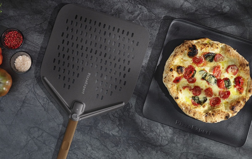 Nová rúra AEG PizzaExpert: Pizza ako z Neapola už za 2,5 minúty Perforovaná lopatka na pizzu s neaposlkou pizzou.