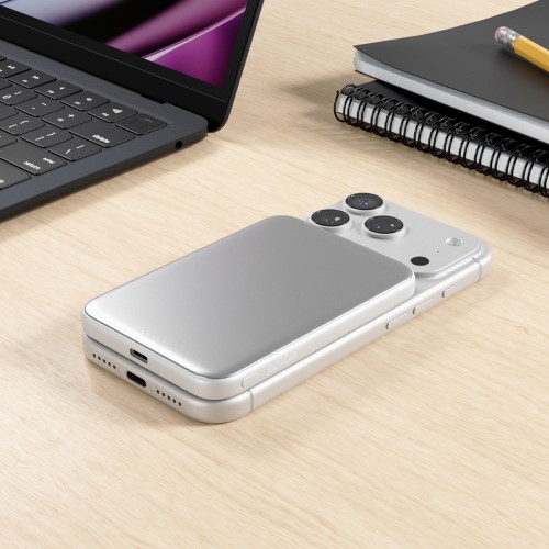 Kupujete nový powerbank? Choďte rovno do semi-solid, ponúkne viac energie aj vyšší výkon powerbank s technologiou semi-solid na stole vedľa notesa