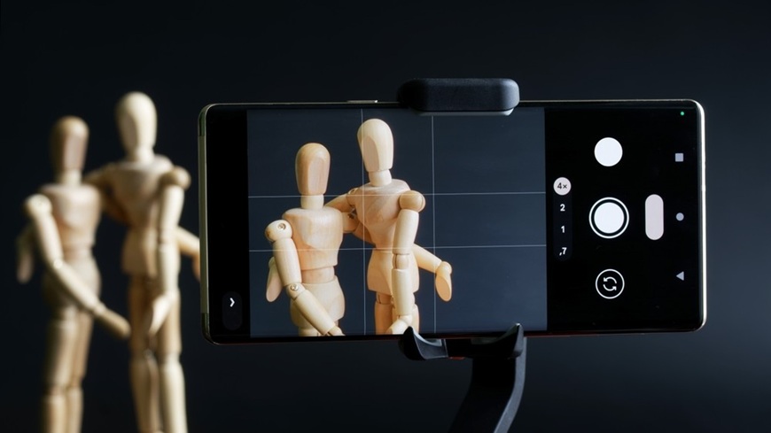 Pravidlo tretín v praxi – fotografovanie figurín v pozadí s aktivovanou mriežkou vo fotoaplikácii smartfónu