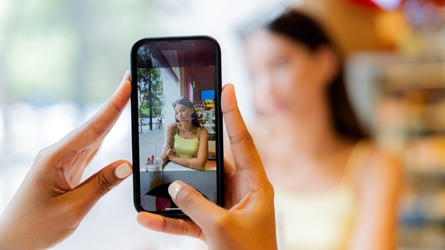 Snaha o zachytenie portrétnej fotografie ženy v pozadí smartphonom