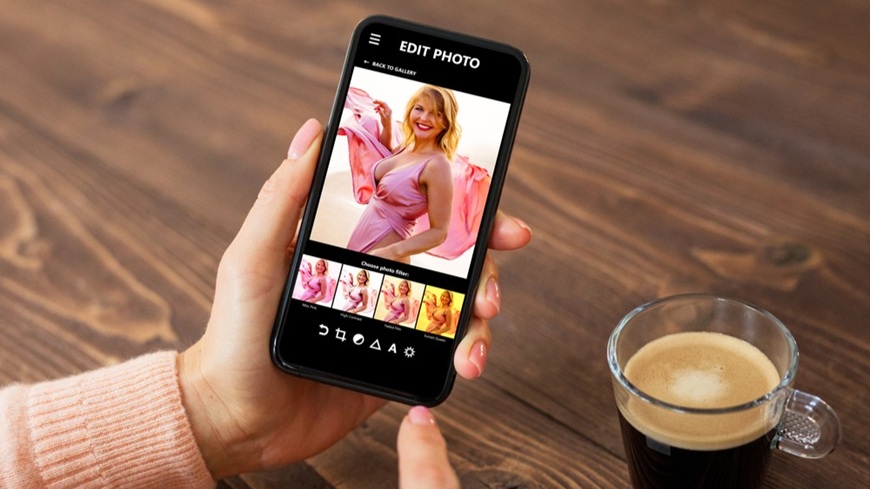 Ukážka editácie portrétnej fotky elegantnej ženy v aplikácii smartphonu.