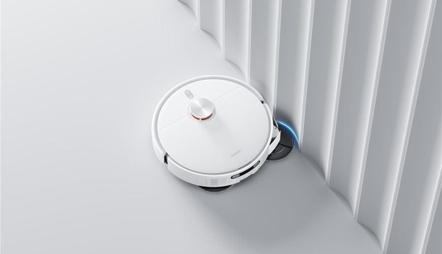 Robotický vysávač Xiaomi Robot Vacuum H50 Pro vysáva nerovnú stenu