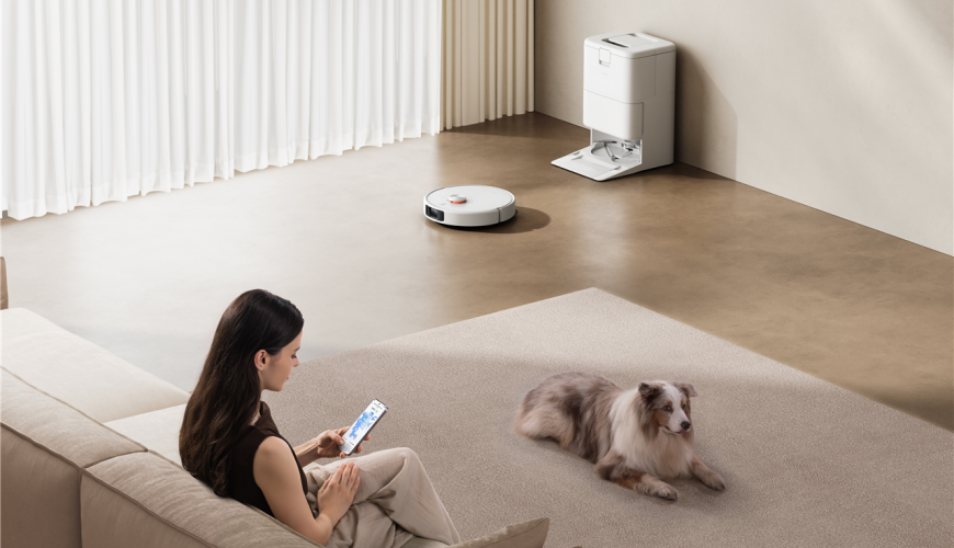 Žena pomocou aplikácie ovláda robotický vysávač Xiaomi Robot Vacuum H50 Pro