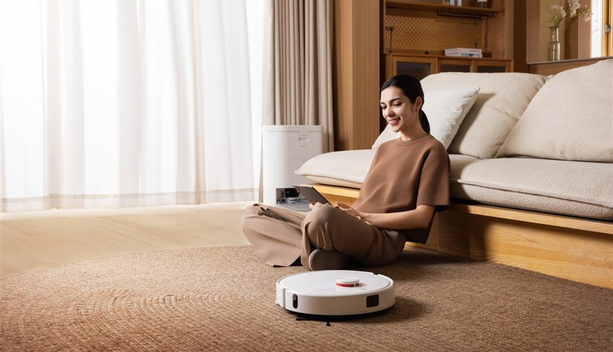 Žena pomocou aplikácie v tablete nastavuje robotický vysávač Xiaomi Robot Vacuum H50 Pro