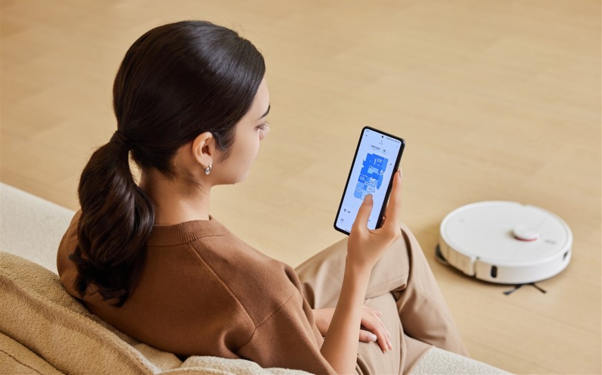 Žena cez aplikáciu ovláda robotický vysávač Xiaomi Robot Vacuum H50 Pro