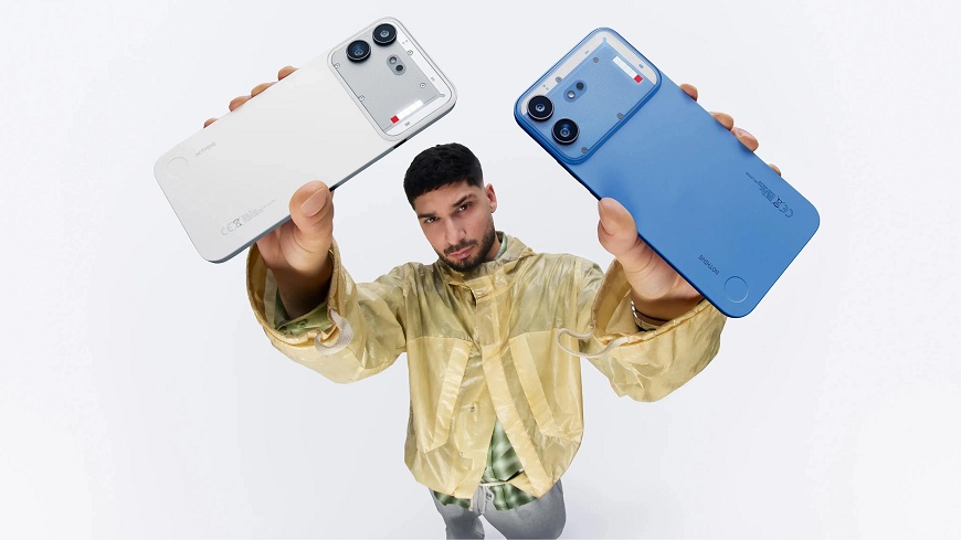 Nothing predstavil Phone 4b aj bezdrôtové slúchadlá Ear 3a: Čo všetko prinášajú? Muž drží biely a modrý variant telefónu Nothing Phone 4b