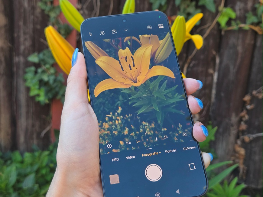 Xiaomi 17T Pro s otvoreným fotoaparátom ostrie na kvety ľalie.