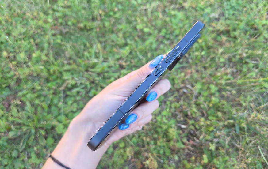 Detail na profil a bočné tlačidlá Xiaomi 17T Pro.