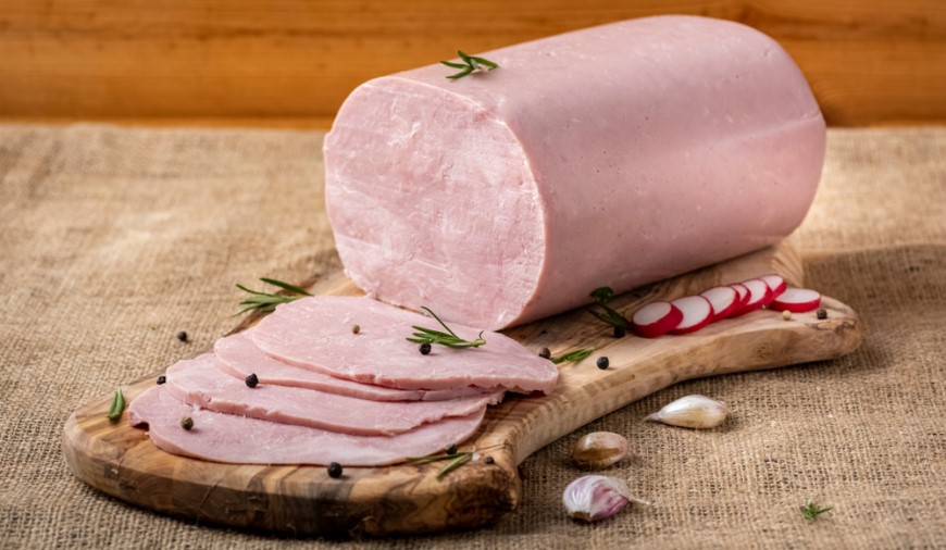 domáca šunka vcelku na drevenom lopáriku aj s pár nakrájanýmki plátkami