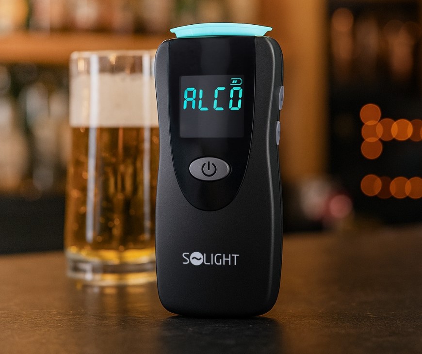 alkohol tester na stole s pivom