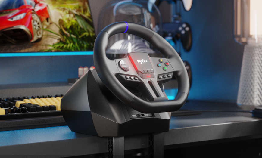 PXN: Vybav se na sim racing Herní volant PXN je upevněný na stole před monitorem