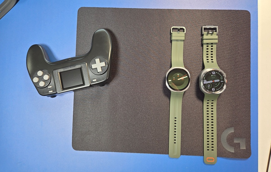 Inteligentné hodinky, ktoré nepoznajú limity. Samsung predstavil nové Galaxy Watch9 a Galaxy Watch Ultra2 Samsung Galaxy Watch9 a Galaxy Watch Ultra2 vedle herné konzole.