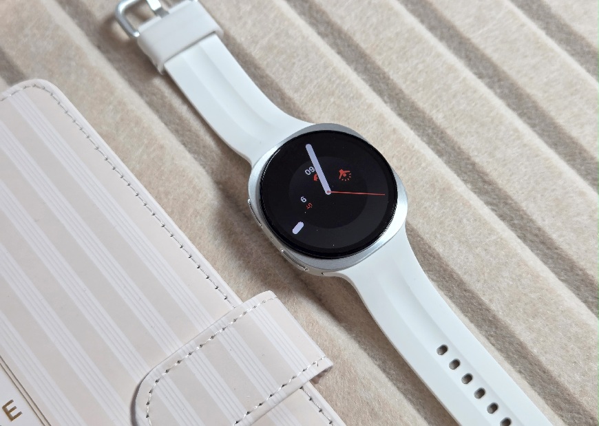 Inteligentné hodinky, ktoré nepoznajú limity. Samsung predstavil nové Galaxy Watch9 a Galaxy Watch Ultra2 Samsung Galaxy Watch9 biela.