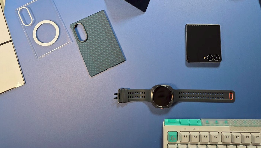 Inteligentné hodinky, ktoré nepoznajú limity. Samsung predstavil nové Galaxy Watch9 a Galaxy Watch Ultra2 Hodinky Samsung Galaxy Watch Ultra2 vedle mobilu Z Flip8.