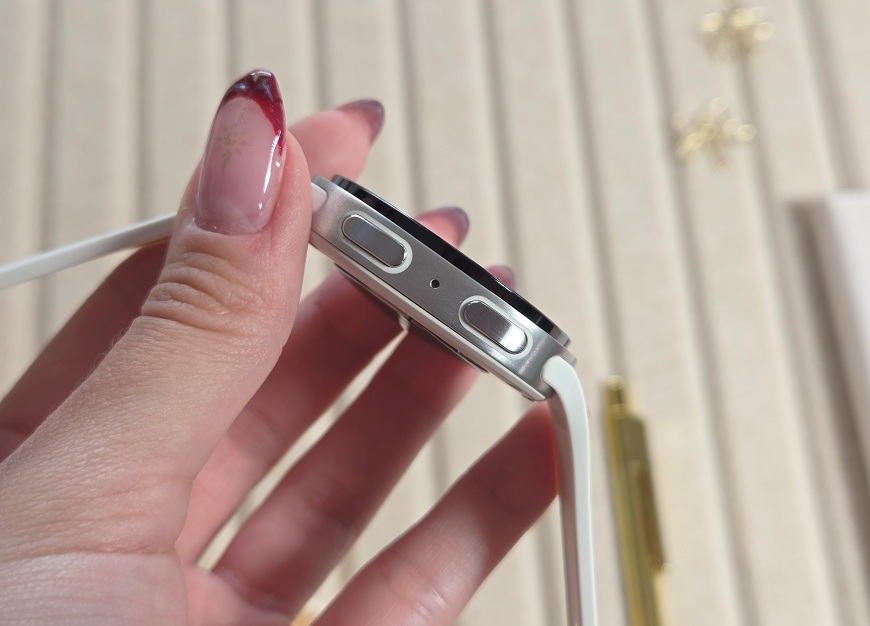 Inteligentné hodinky, ktoré nepoznajú limity. Samsung predstavil nové Galaxy Watch9 a Galaxy Watch Ultra2 Hodinky Samsung Galaxy Watch9 z boku.