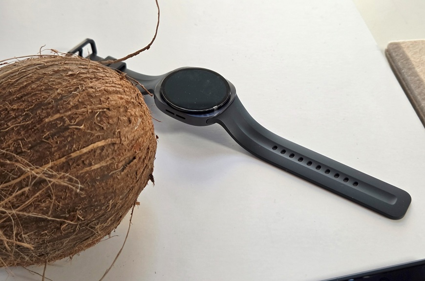 Inteligentné hodinky, ktoré nepoznajú limity. Samsung predstavil nové Galaxy Watch9 a Galaxy Watch Ultra2 Hodinky Samsung Galaxy Watch9 vedle kokosového orecha.
