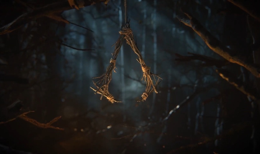Symbol Assassin's Creed upletený z proutí visí ze stromu