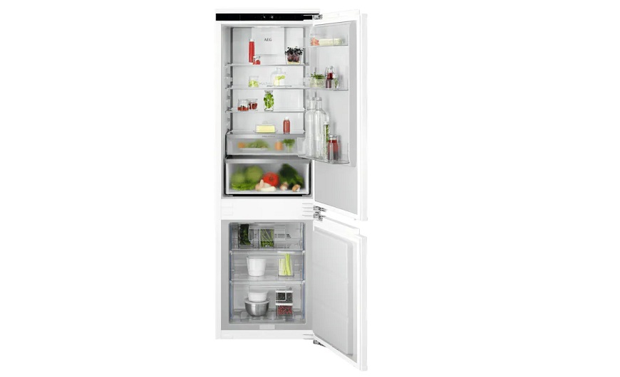 27 dB ticha: Chladnička AEG prináša nový štandard chladenia Otvorená chladnička AEG TC7CS181AF séria 7000 No Frost CoolAssist®